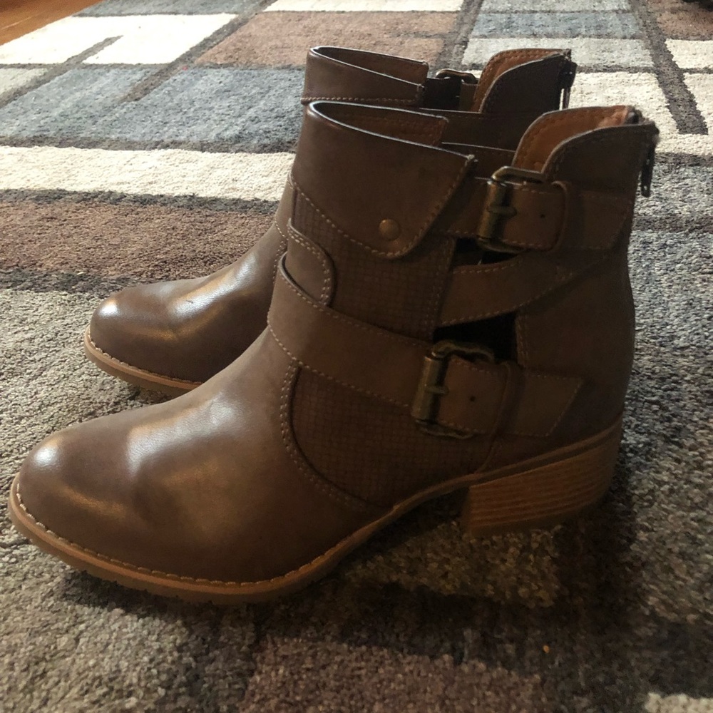 3 inch brown buckle boots